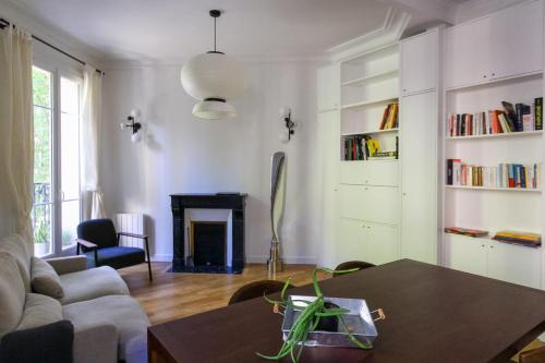 Nice 43m with balcony in the heart of Paris