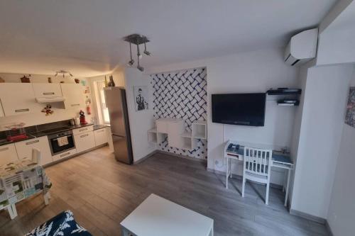 Nice 43m with garden near the Old Port