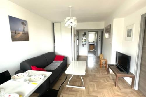 Nice 50m with terrace 12m2 - 8min from the beach