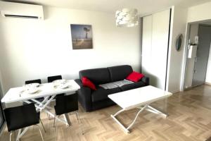 Nice 50m with terrace 12m2 - 8min from the beach