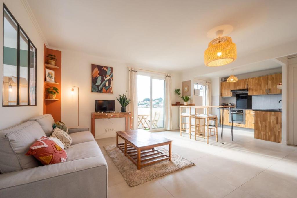 Appartement Nice 58m near the beach Historical center 8 Rue d'Alger 06600 Antibes