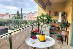 Nice 60m with sunny balcony