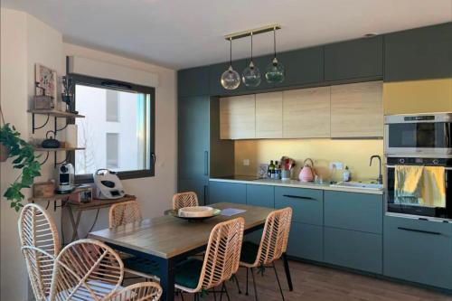 Nice 64 m with balcony near the train station