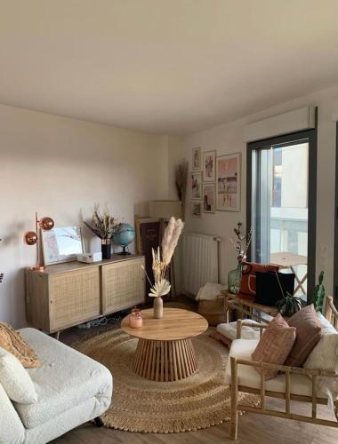 Nice 64 m with balcony near the train station