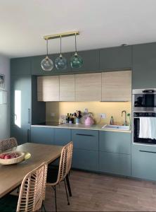 Nice 64 m with balcony near the train station