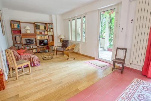 Nice and calm flat with terrace close to Buttes-Chaumont in Paris - Welkeys