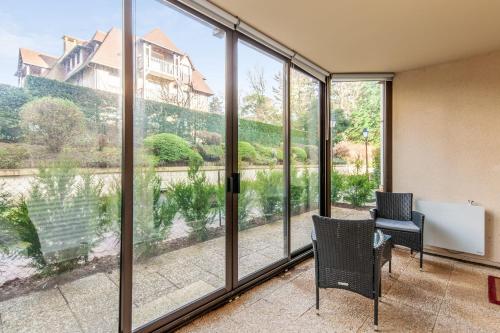 Nice and calm flat with veranda 400m to the beach in Tourgéville - Welkeys