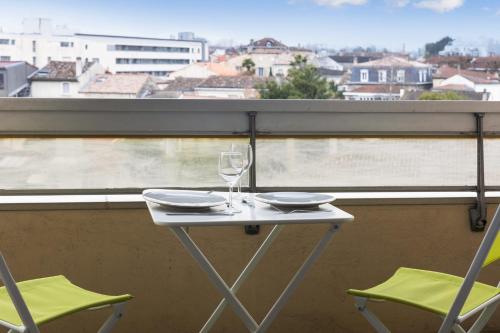 Nice and modern flat with balcony and parking in Bordeaux - Welkeys