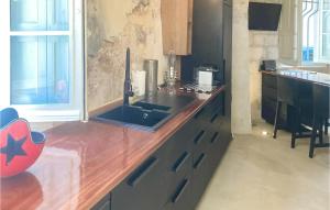 Nice apartment in Avignon with WiFi and 1 Bedrooms
