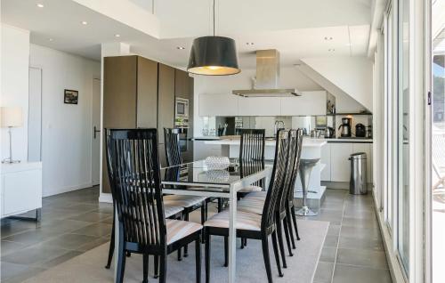 Nice apartment in Barneville-Carteret with 4 Bedrooms and WiFi