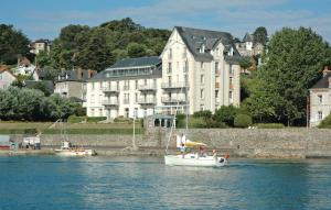 Nice apartment in Barneville-Carteret with 4 Bedrooms and WiFi