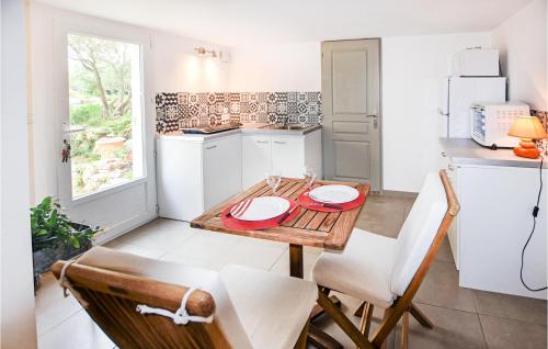 Nice apartment in Caumont-sur-Durance with WiFi and Outdoor swimming pool