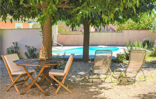 Nice apartment in Caumont-sur-Durance with WiFi and Outdoor swimming pool