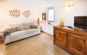 Nice apartment in Caumont-sur-Durance with WiFi and Outdoor swimming pool