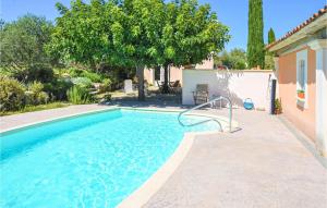 Nice apartment in Caumont-sur-Durance with WiFi and Outdoor swimming pool