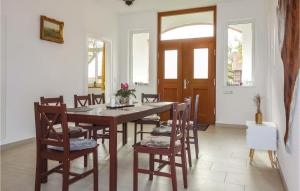 Nice apartment in Lehrte with WiFi and 4 Bedrooms