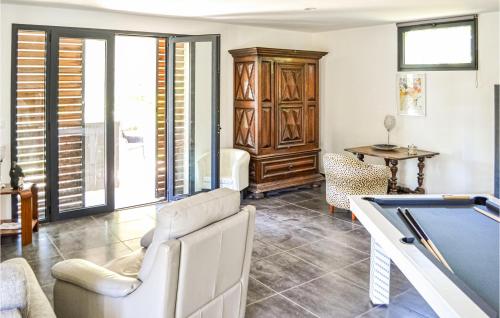 Nice apartment in Mugron with Outdoor swimming pool, 1 Bedrooms and WiFi