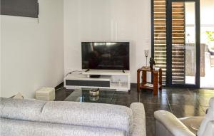 Nice apartment in Mugron with Outdoor swimming pool, 1 Bedrooms and WiFi