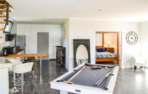 Nice apartment in Mugron with Outdoor swimming pool, 1 Bedrooms and WiFi