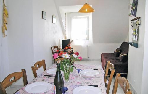 Nice apartment in Roz-Landrieux with 2 Bedrooms and WiFi