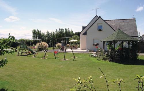 Nice apartment in Roz-Landrieux with 2 Bedrooms and WiFi