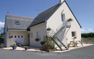 Nice apartment in Roz-Landrieux with 2 Bedrooms and WiFi