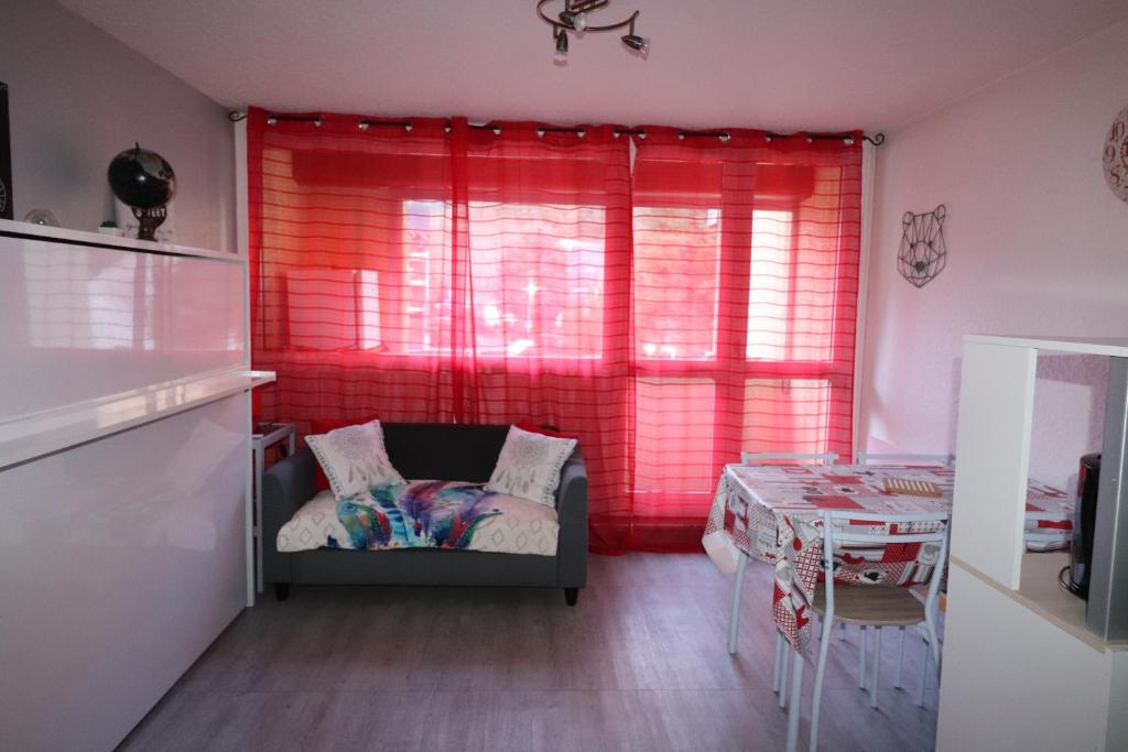 Nice apartment in Saint Palais Sur Mer with 2 Bedrooms, WiFi and Outdoor swimming pool 17420 Puyraveau