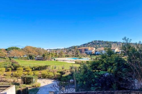 Nice apartment in the village of Gassin
