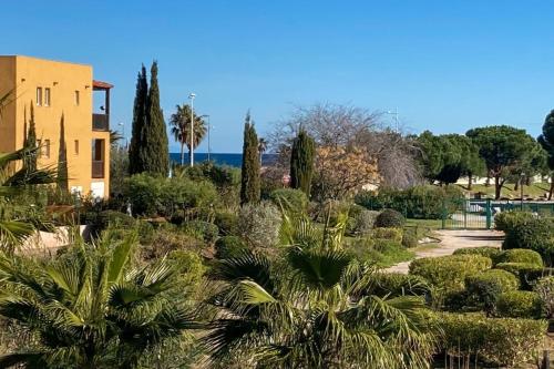 Nice apartment in the village of Gassin