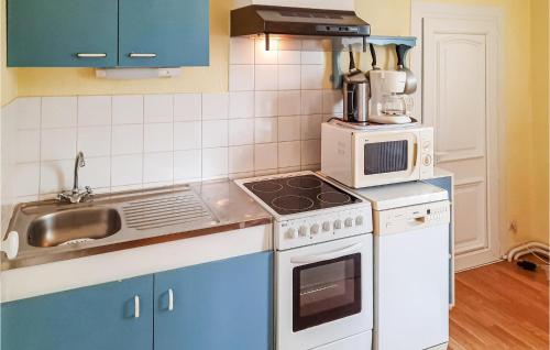 Nice apartment in Vild-la-Marine, Hirel with 1 Bedrooms