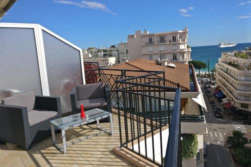 Nice apartment last floor with terrace and clear view on the sea