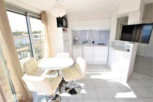 Nice apartment last floor with terrace and clear view on the sea