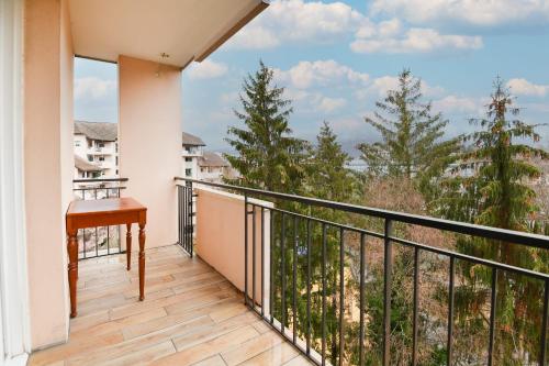 Nice apartment with balcony very close to the city center