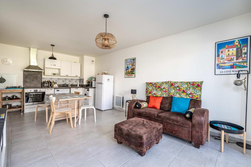 Nice Apartment with Terrace and Garage near the Beaches 48 rue de Cannes, 06150 Cannes