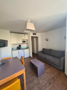 Nice Apt For 4 In Cannes