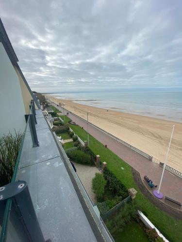 Nice apt with BALCONY and VIEW on the BEACH