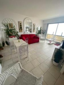 Nice apt with BALCONY and VIEW on the BEACH