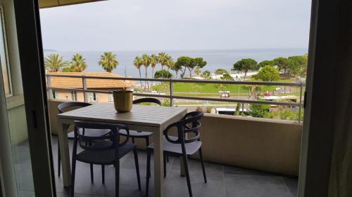 Nice: Bel Appartement Vue Mer avec Grande Terrasse