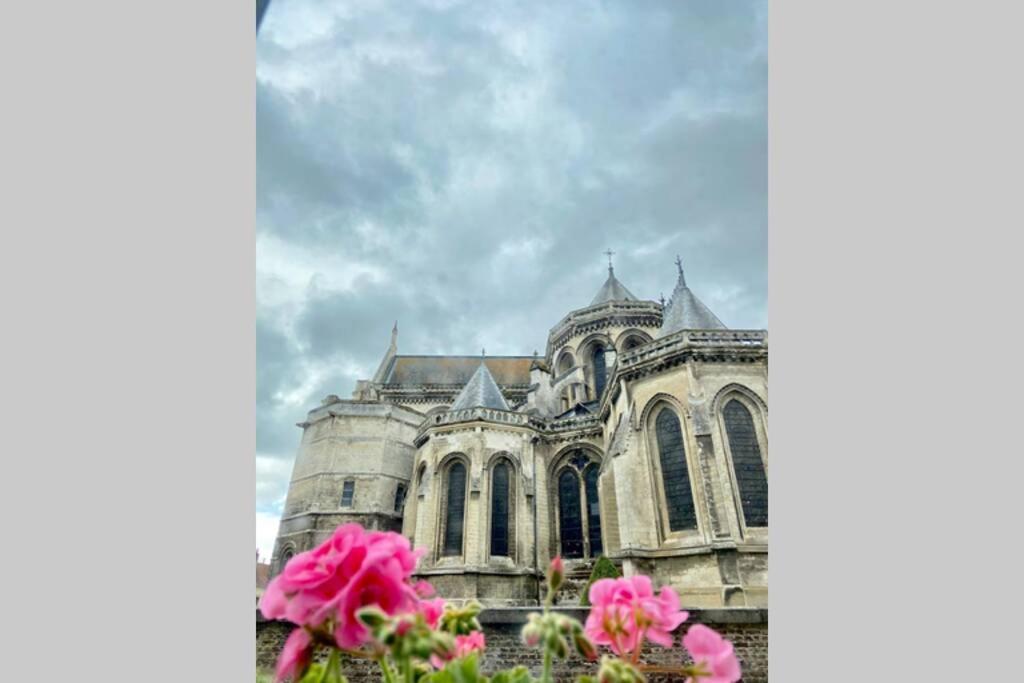 Nice bright love nest near the center of Paris