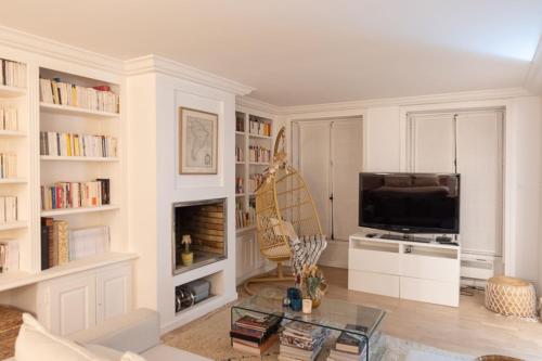 Nice bright love nest near the center of Paris