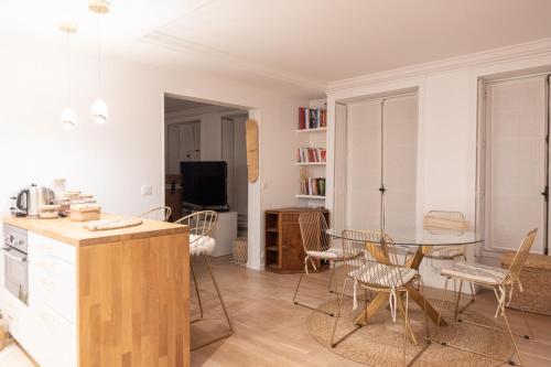 Nice bright love nest near the center of Paris