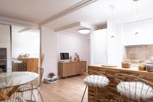 Nice bright love nest near the center of Paris