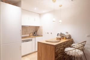 Nice bright love nest near the center of Paris