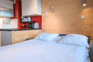 Nice cosy studio with balcony at the heart of L'Alpe d'Huez - Welkeys