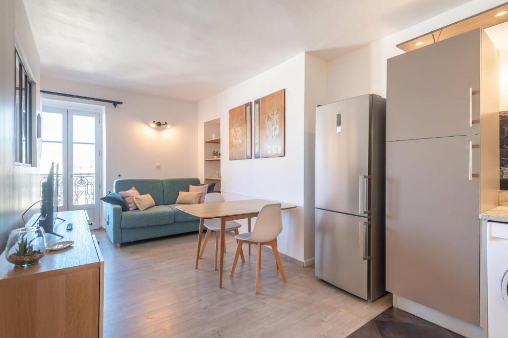 Nice furnished apartment with balcony in the very center of Aix les Bains 3 place du Revard, 73100 Aix-les-Bains
