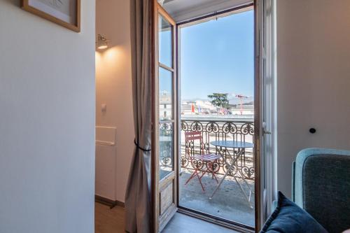 Nice furnished apartment with balcony in the very center of Aix les Bains