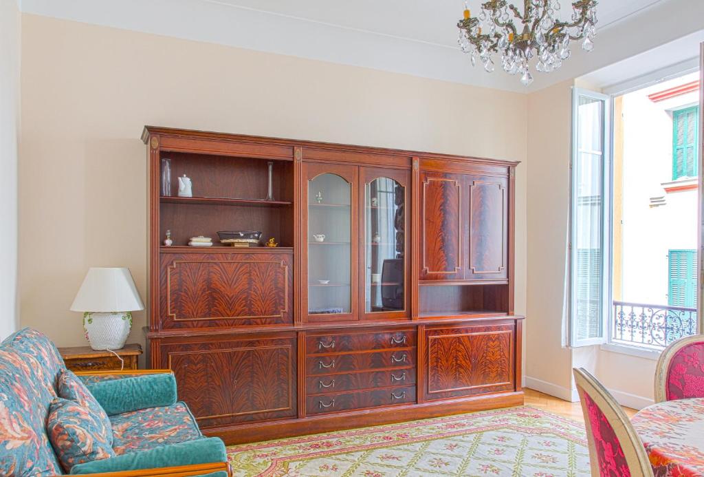 Nice Large 2BR Sunny 20 Meter Terrace Parking Beach Shops 7 Rue Saussure, 06100 Nice