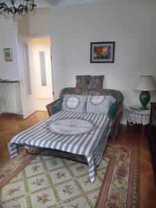 Nice Large 2BR Sunny 20 Meter Terrace Parking Beach Shops