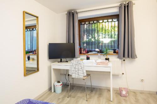 Nice room & garden close to EuroAirport & 3 borders!