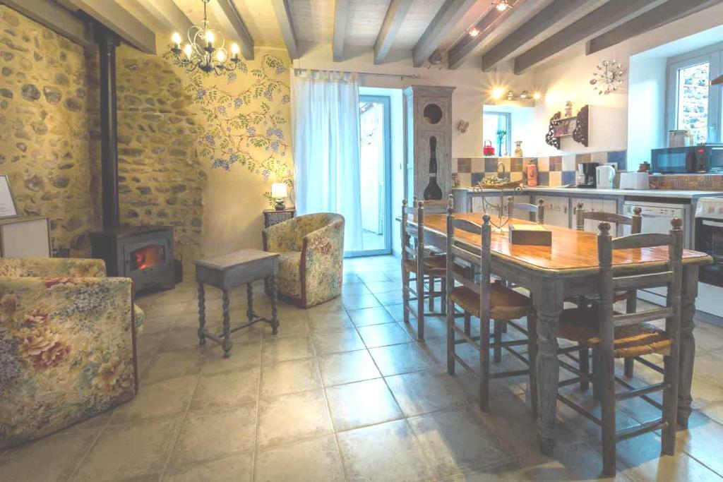 Nice studio 30 m with terrace and pool 06160 Antibes